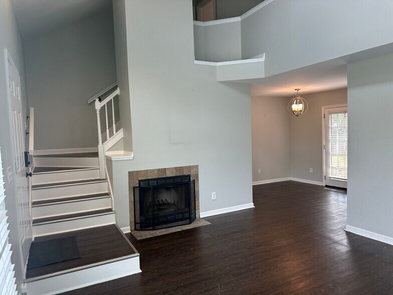 Building Photo - 122 River Oaks