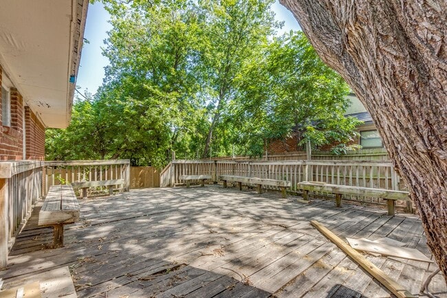 Building Photo - Spacious 3/2 with fenced yard, laundry room, and 2 car garage