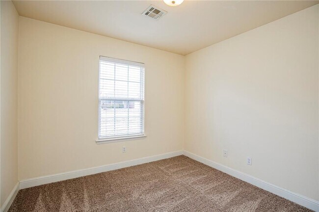 Building Photo - 520 Bonanza St