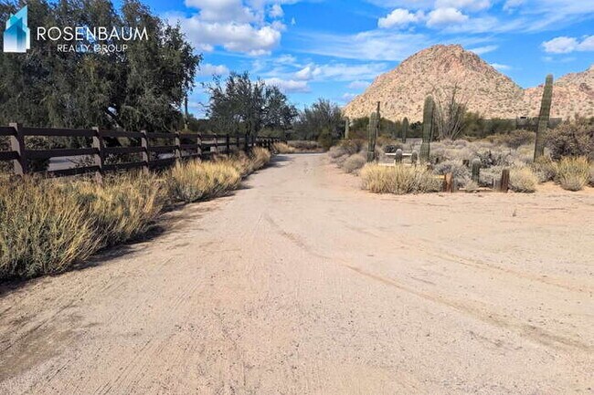 Building Photo - Stunning 2-beds, 2-baths Desert Retreat  in the highly desirable North Scottsdale area!