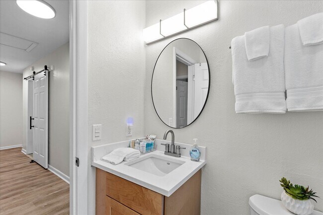 Building Photo - 2425 Bruce Ln