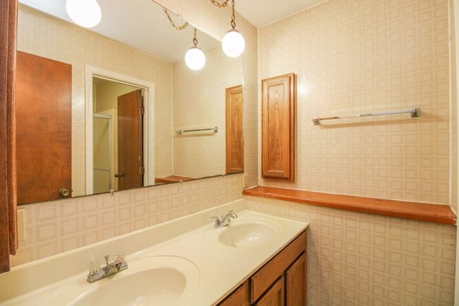 Building Photo - 1812 Sunrise Dr