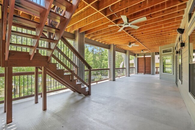 Building Photo - 270 Lake Grove Dr