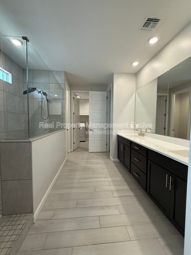 Building Photo - 5118 E Anderson Dr