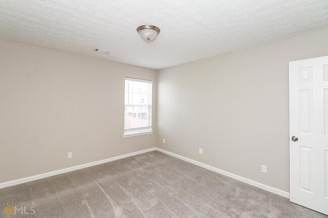 Building Photo - 2840 Lakeside Cir