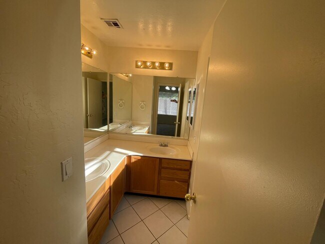 Building Photo - 837 E Glenmere Dr