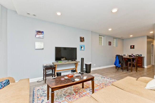 Building Photo - 857 W Wrightwood Ave