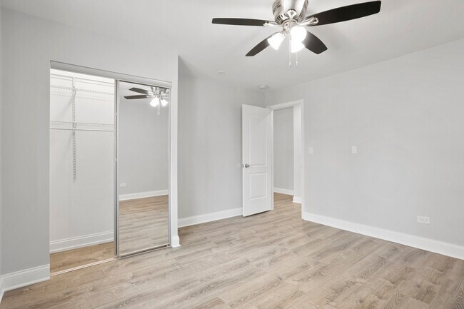 Building Photo - 6201 N Kenmore Ave