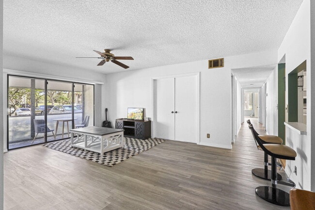 Building Photo - 2025 SW Silver Pine Way