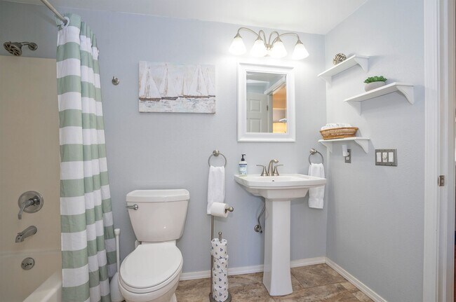 Building Photo - SHORT TERM LEASES! 1-6 months - 3-Bedroom ...