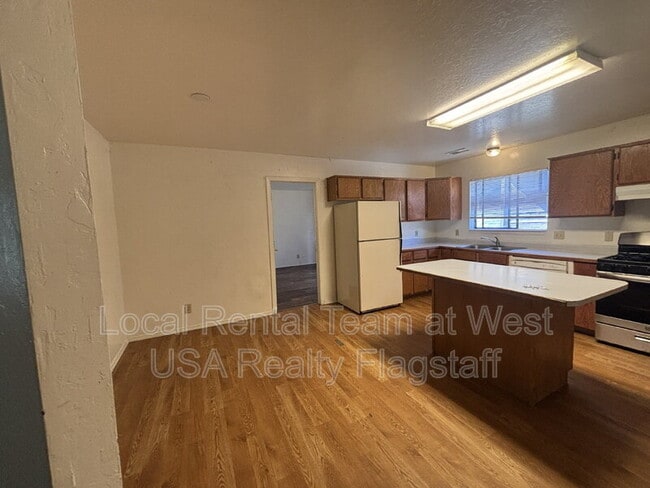 Building Photo - 625 S Fountaine St