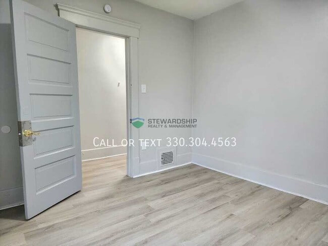 Building Photo - 149 Rhodes Ave