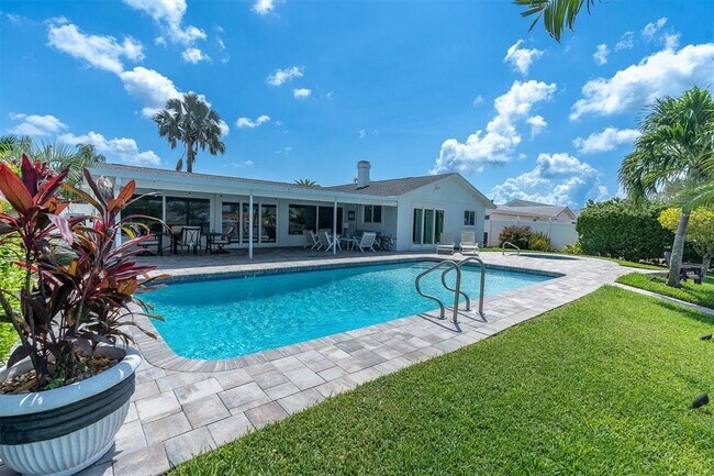 Building Photo - 6440 3rd Palm Point
