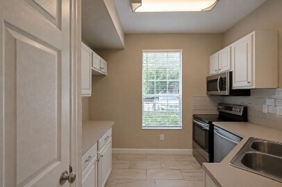Building Photo - 13700 Richmond Park Dr N