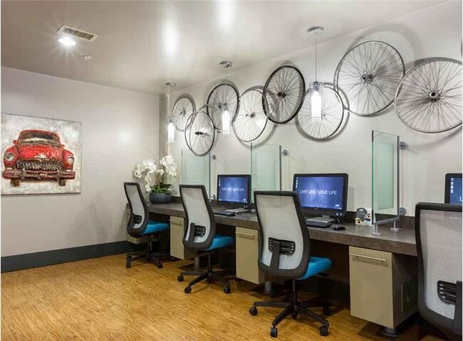 Building Photo - 202 1/2 Lavaca St