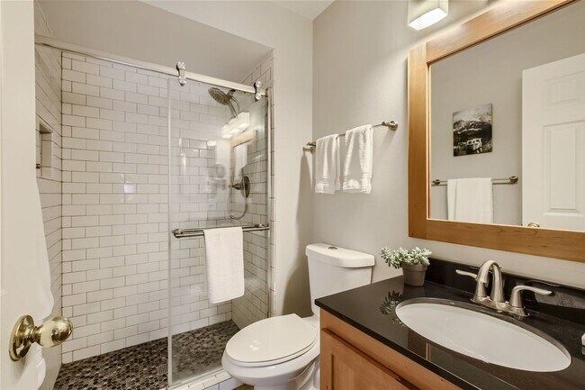 Building Photo - Updated 2 Bed 2 Bath Hunter Creek Condo W/Community Pool