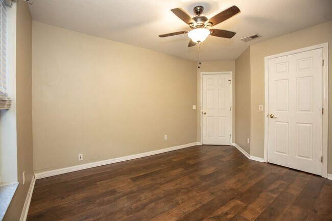 Building Photo - FOR RENT!!! STUNNING AND SPACIOUS 5 BEDROOM SINGLE FAMILY HOME...