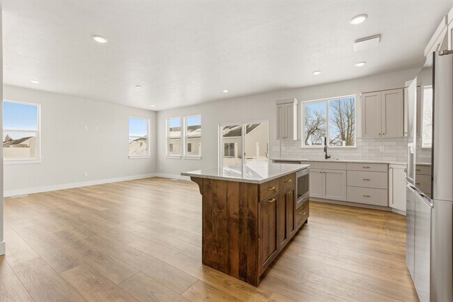 Building Photo - SUGAR CITY TWIN HOME 3 BED 2 FULL BATH - FENCED YARD WITH EX-LARGE 2 STALL GARAGE