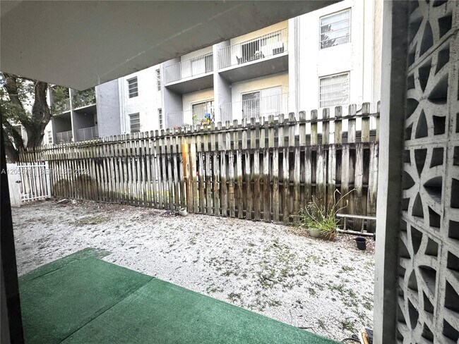 Building Photo - 1525 NE 135th St