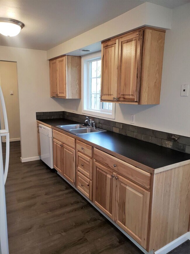 Building Photo - Fully Remodeled 3 Bedroom Townhome! *Move in Special*