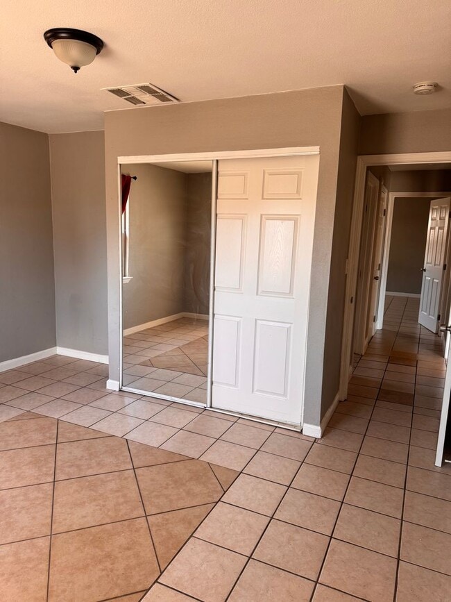 Building Photo - Beautifully Updated 4/2 in Old Fig