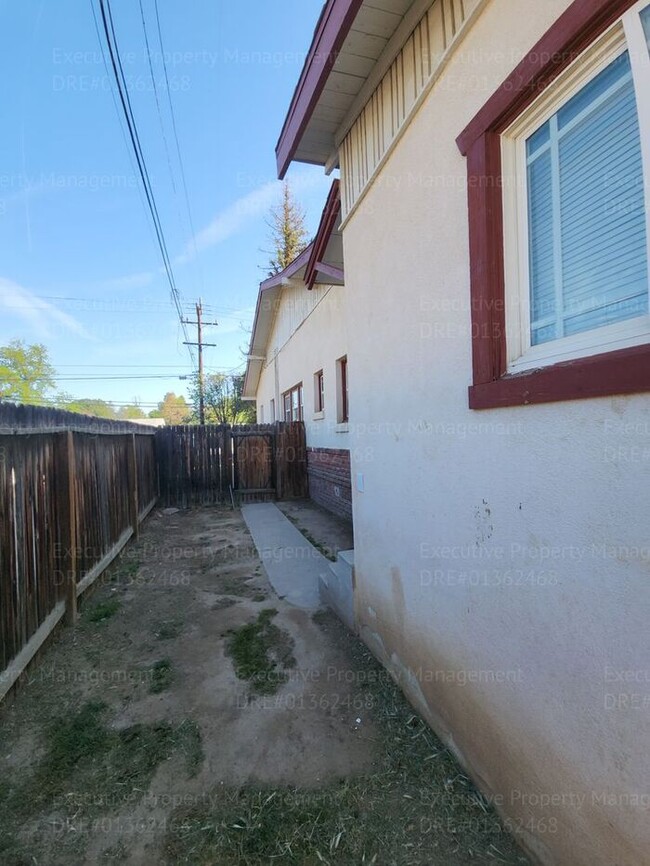 Building Photo - Move in ready. 3 bedrooms/ 1.5 bath, yard,...