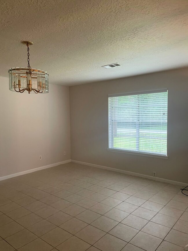 Building Photo - 535 Hillebrandt St