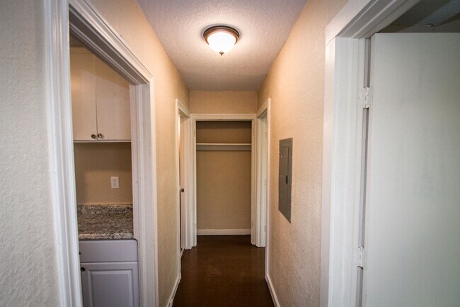 Building Photo - 934 Poinsettia St