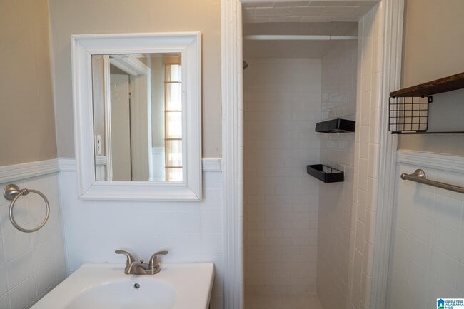 Building Photo - 9 Edgehill Rd