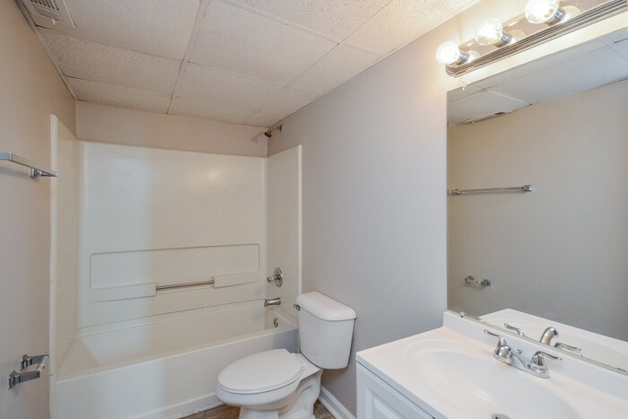 Building Photo - 150 Lakeside Dr