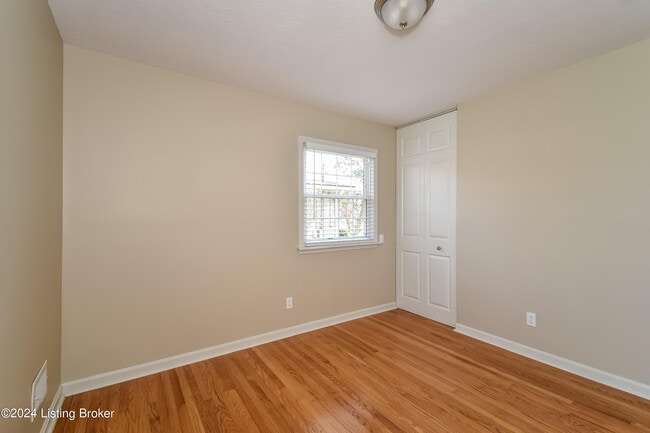 Building Photo - 6201 W Pages Ln
