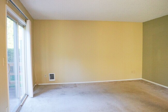 Building Photo - Close-in SE: Garden Level 1 Bdr w/ DW, Private Patio, & Parking!