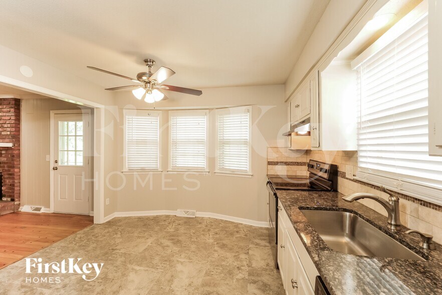 Building Photo - 10328 Horton St