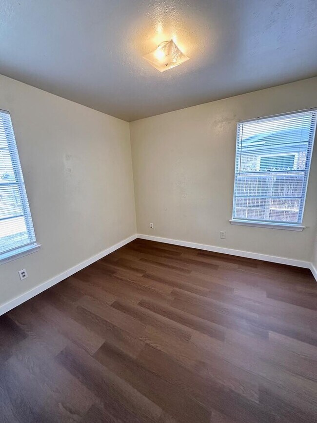 Building Photo - 3 Bed 2 Bath Ready To Rent ASAP!