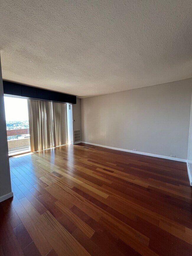 Building Photo - Beautiful High Rise Condo in Washington Sq...