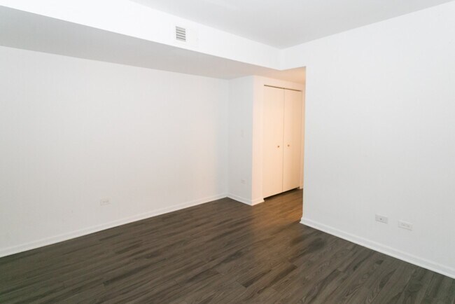 Building Photo - 925 W Carmen Ave