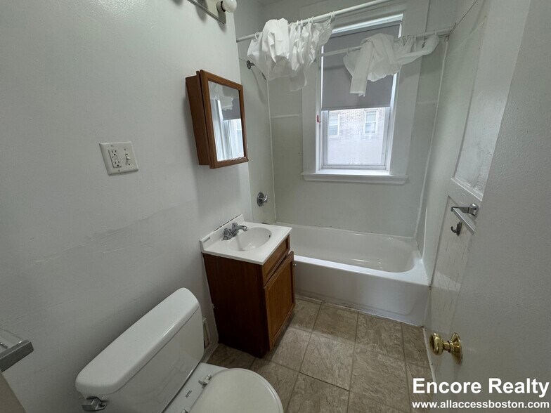 Building Photo - 2 Charlesgate W