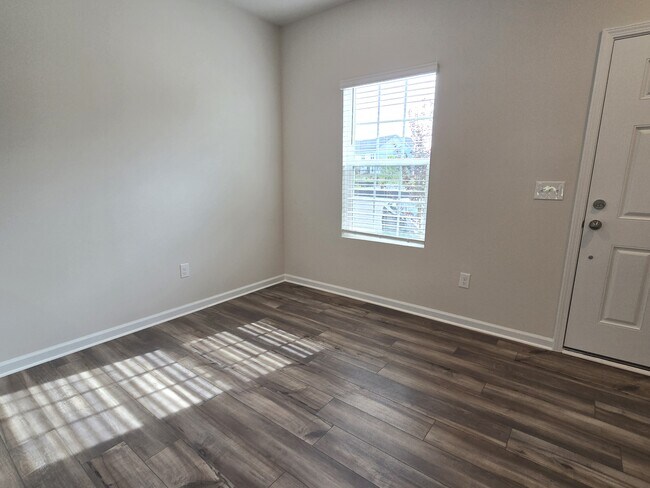 Building Photo - 3156 Fall Hills Dr