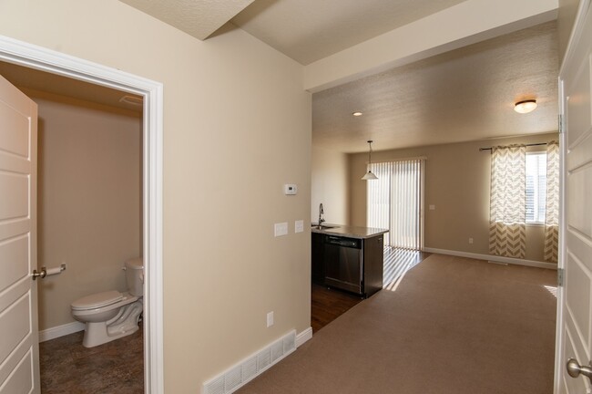 Building Photo - 3201 W Desert Lily Dr