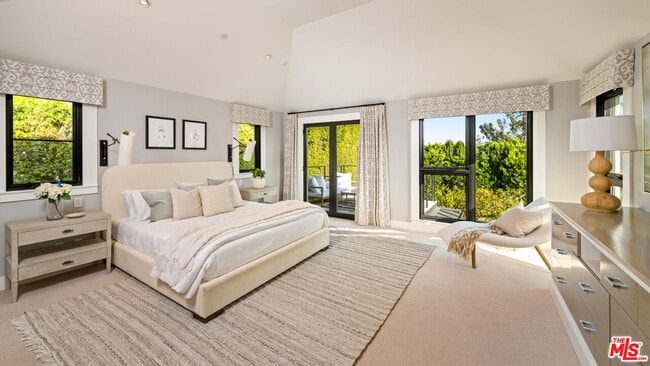 Building Photo - 720 Amalfi Dr