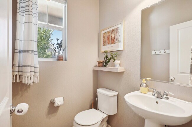 Building Photo - "Spacious 4-Bedroom Retreat with 2.5 Baths in Reunion!"