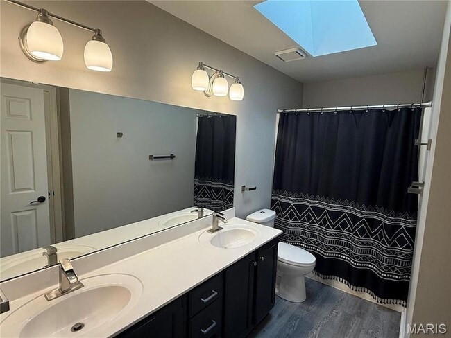 Building Photo - 341 Della Dr