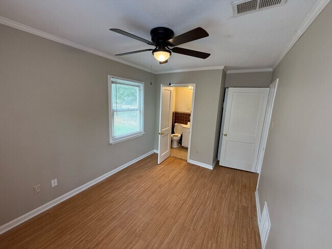 Building Photo - Move-in special! 1/2 off first month's rent!
