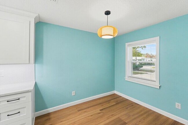 Building Photo - 9605 N Edison Ave