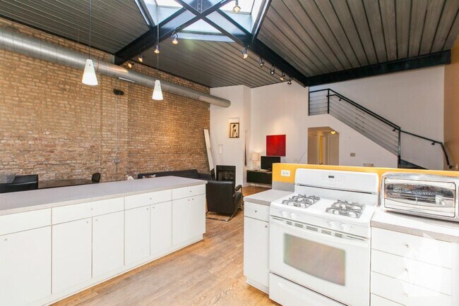 Building Photo - 5017 N Ravenswood Ave