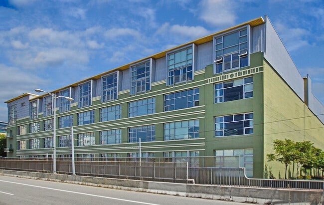 Building Photo - 1130 S FLOWER St