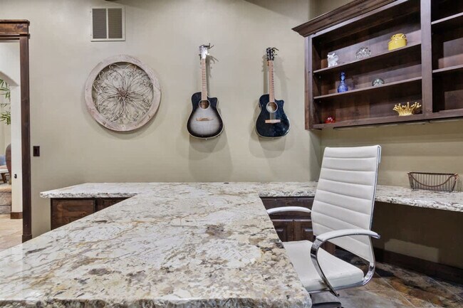 Building Photo - 5605 N Morpheus Pl