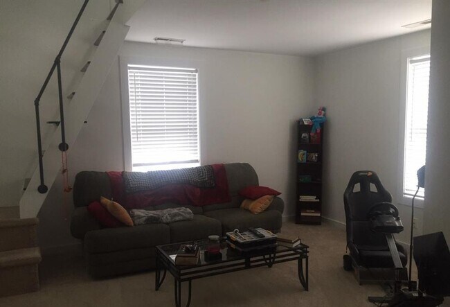 Building Photo - 1122 E Market St