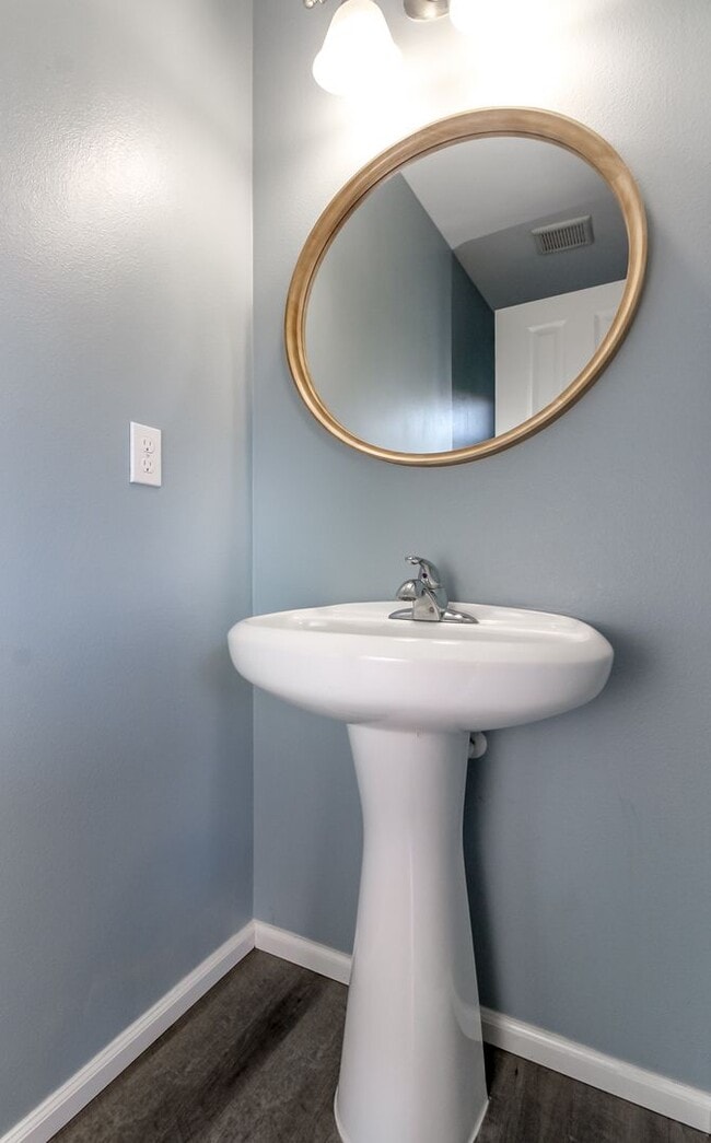 Building Photo - 3684 London Loop NE