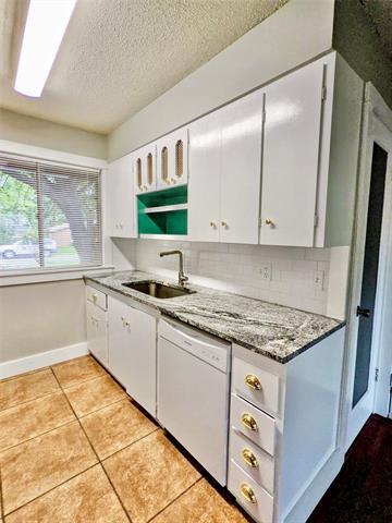 Building Photo - 2121 Travis Dr